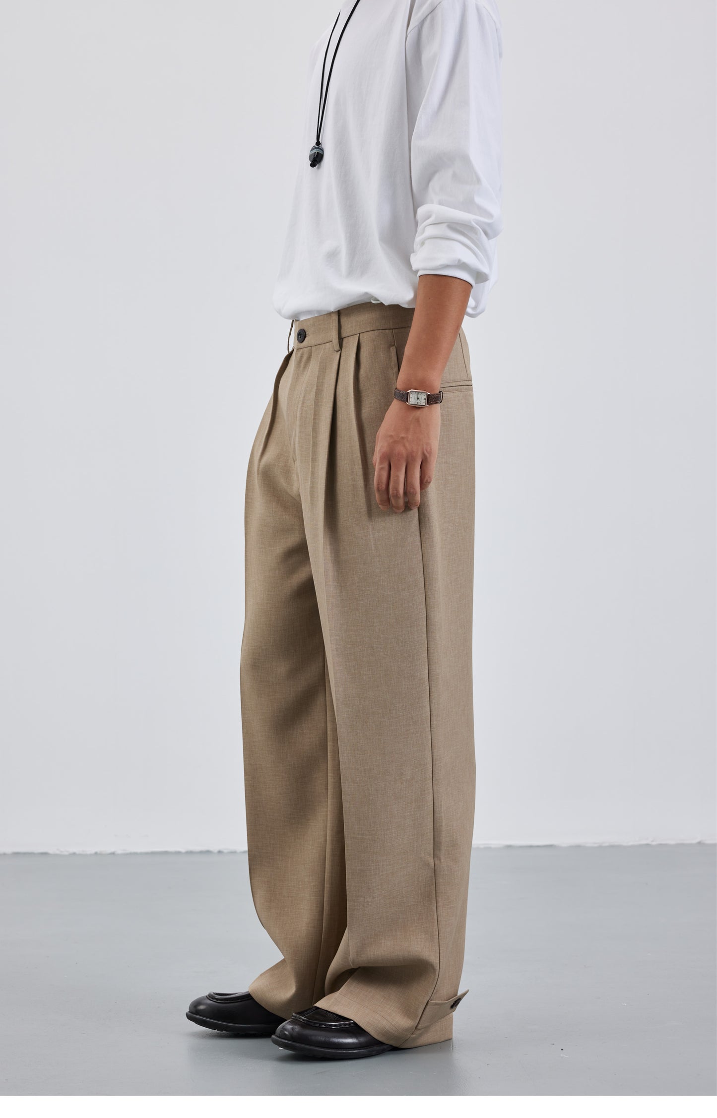 Adjustable 3-pleat casual pants