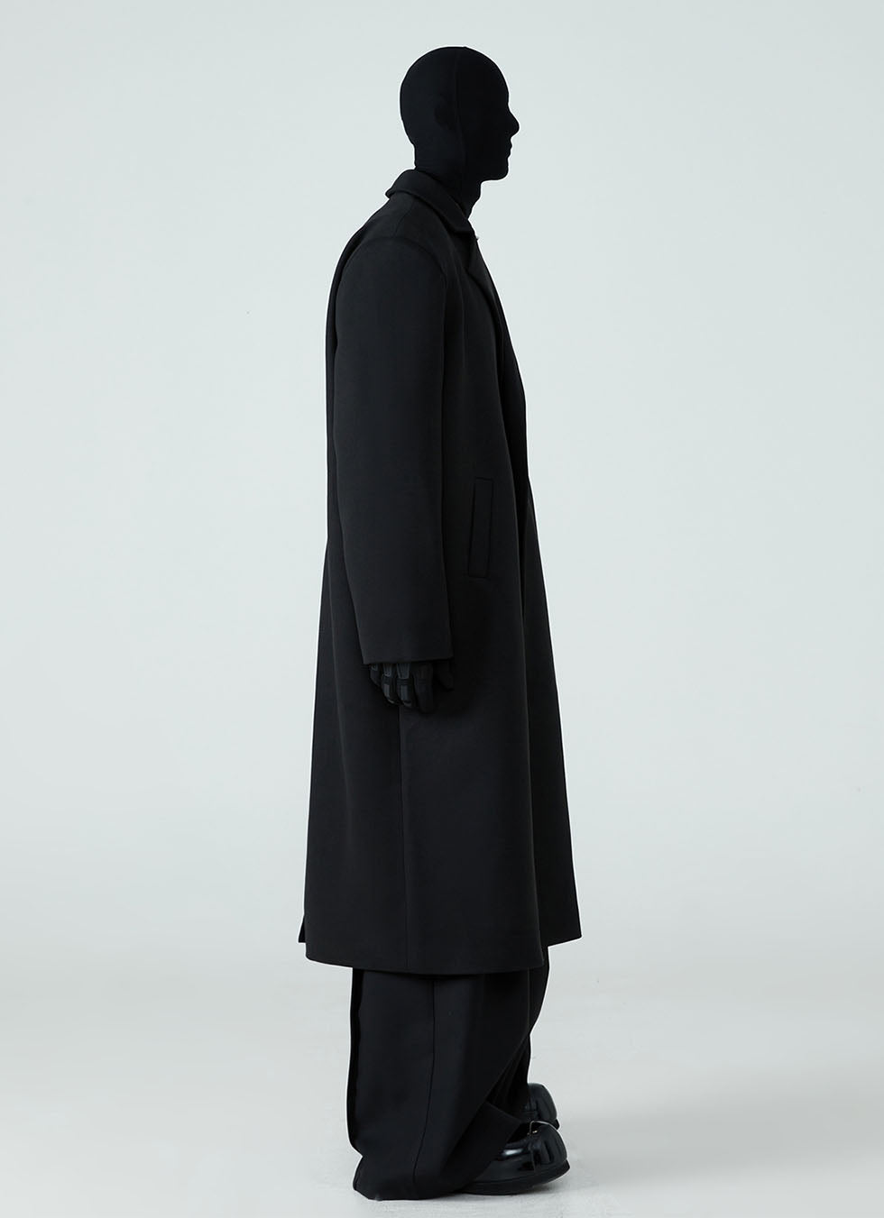 Mid-length buttonless wool coat 
