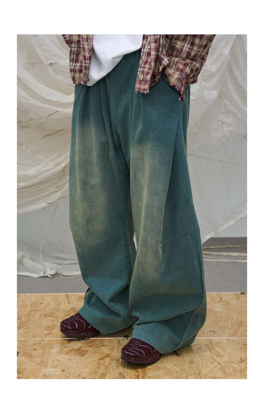 Leg Pleats Washed Jeans