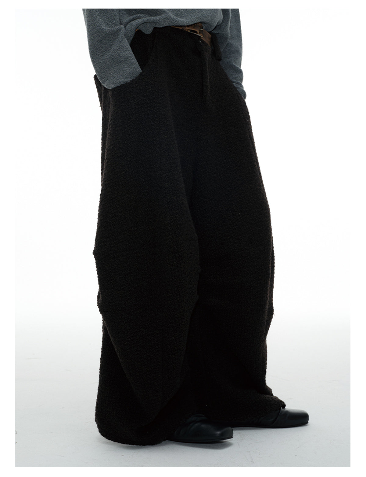 Three-dimensional cut scimitar pants