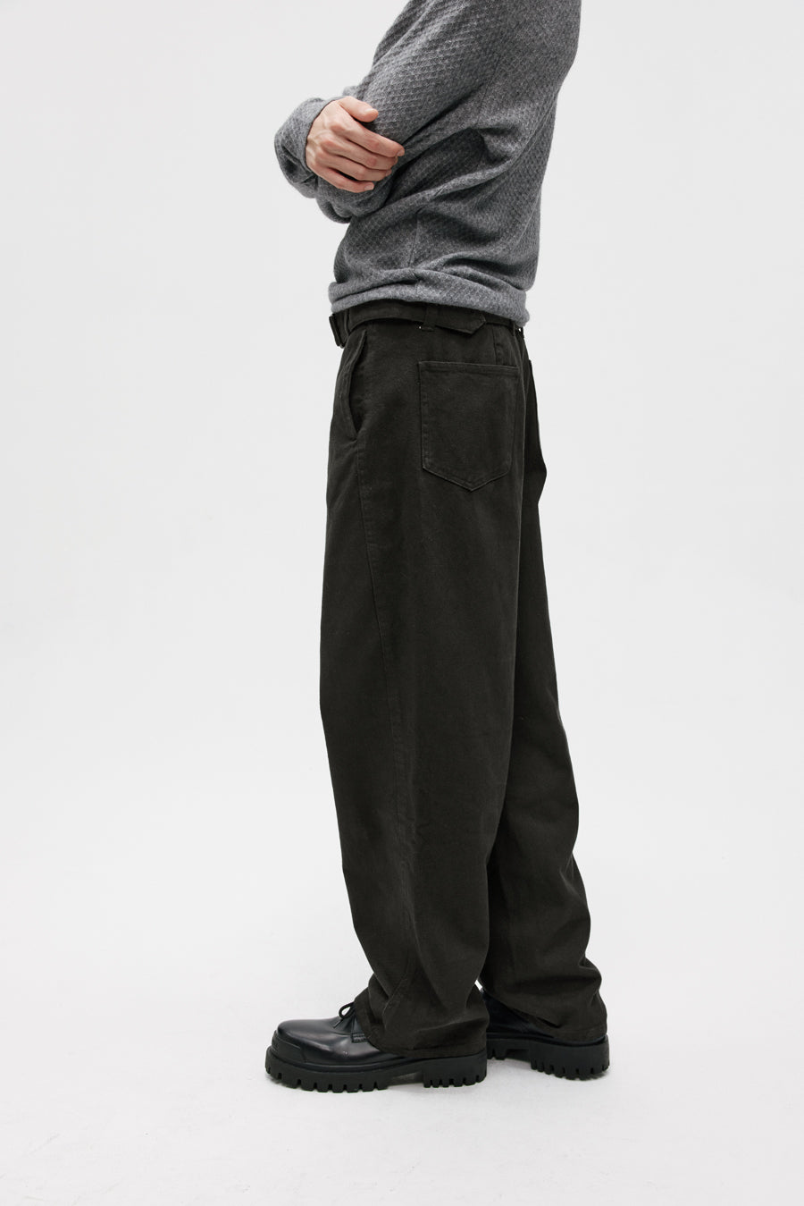 Twill scimitar-cut casual pants