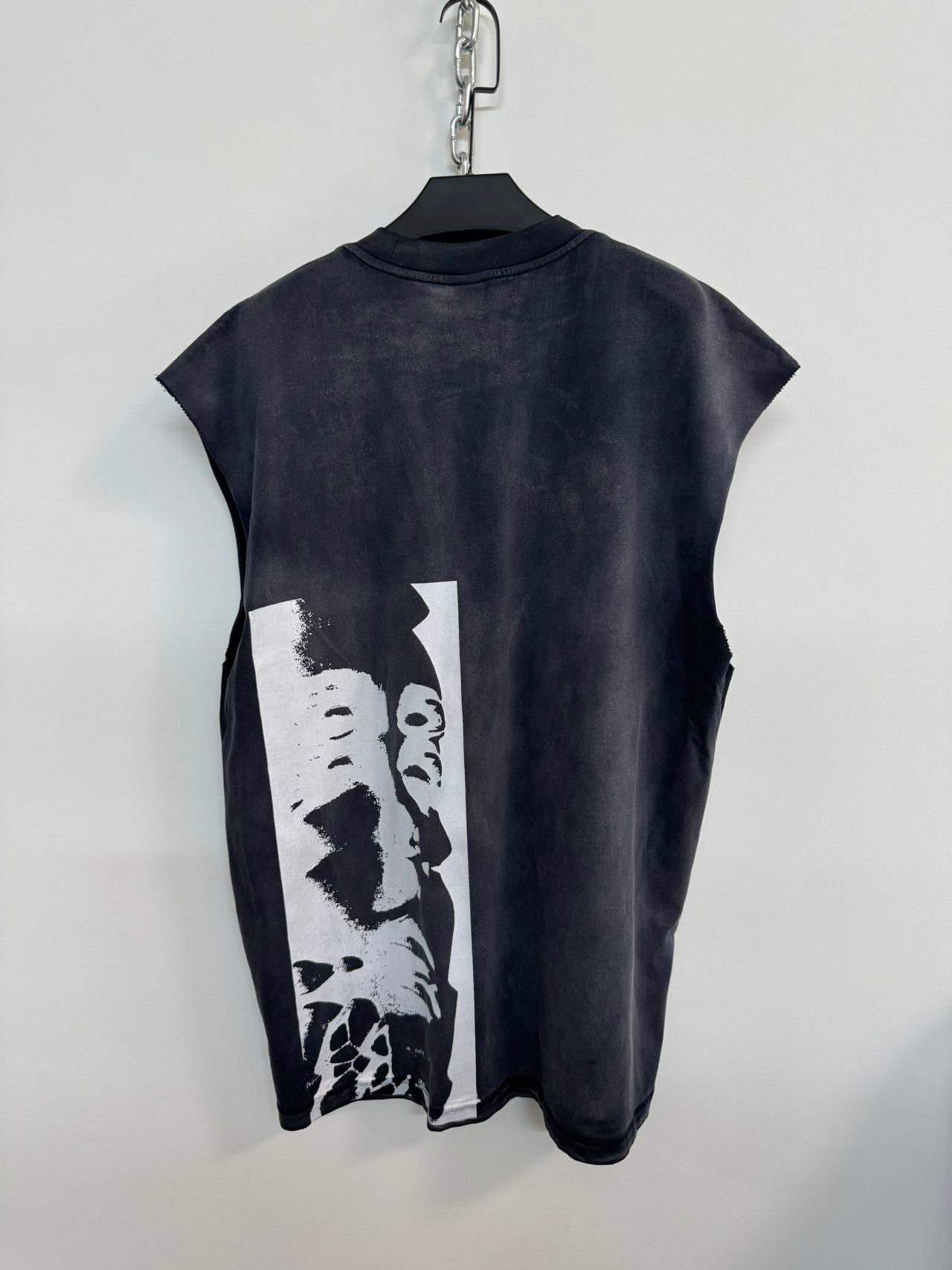 Washed spray-dyed sleeveless shirt