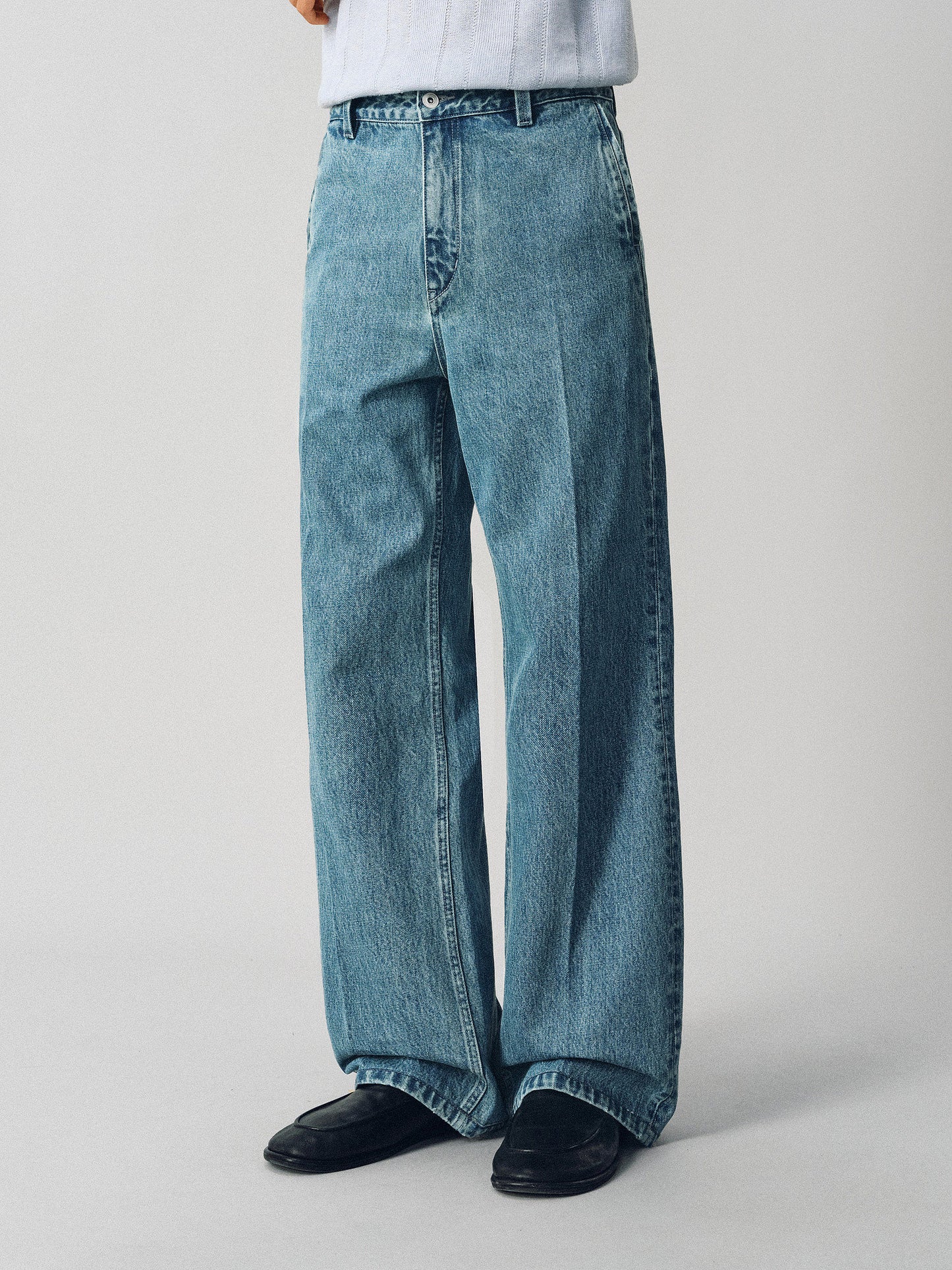 Straight-leg jeans with slanted pockets