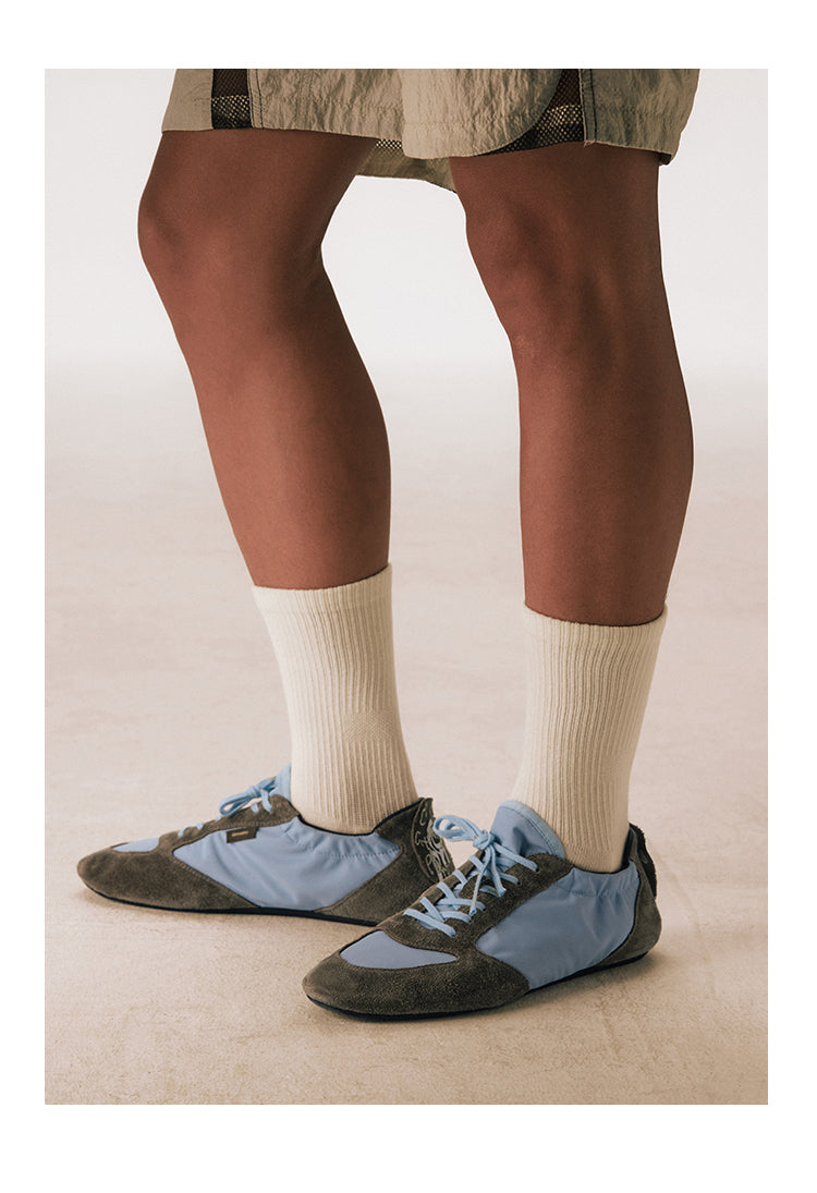 Lightweight low-top sneakers