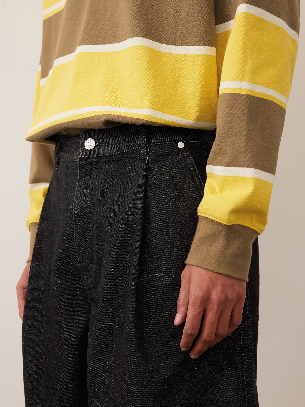 Single-pleated denim shorts