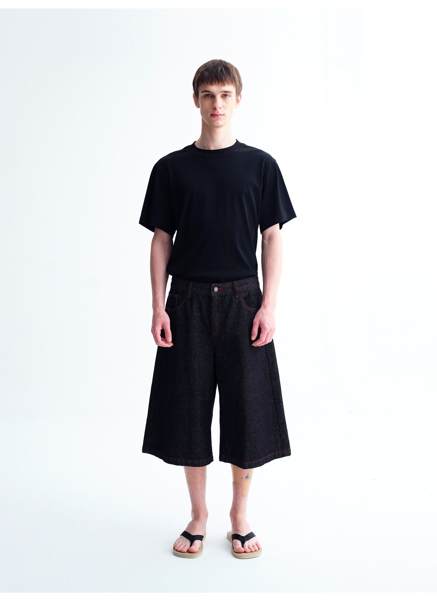 Round-Neck, Regular-Shoulder Basic T-Shirt