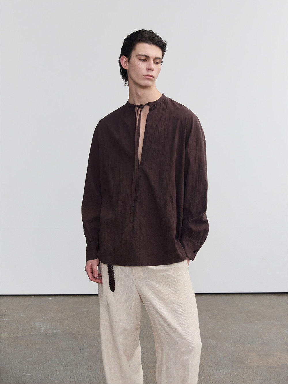 Half-open collar shirt with a ribbon
