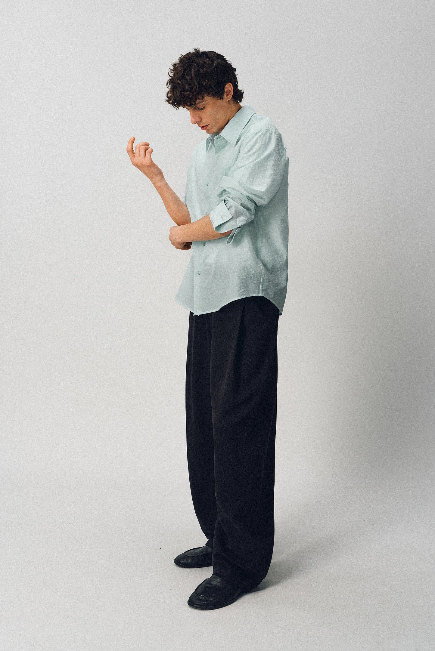 Lightweight and lightweight-feeling shirt