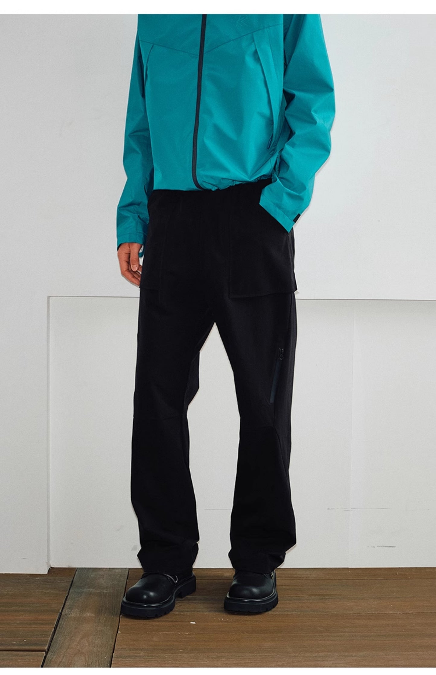 Three-dimensional triangle pockets Straight pants