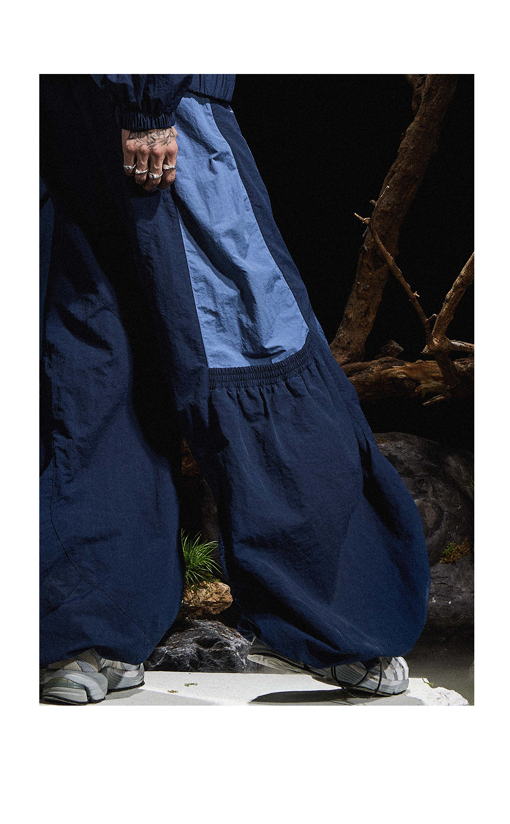 Multi-pocket pleated scimitar nylon pants