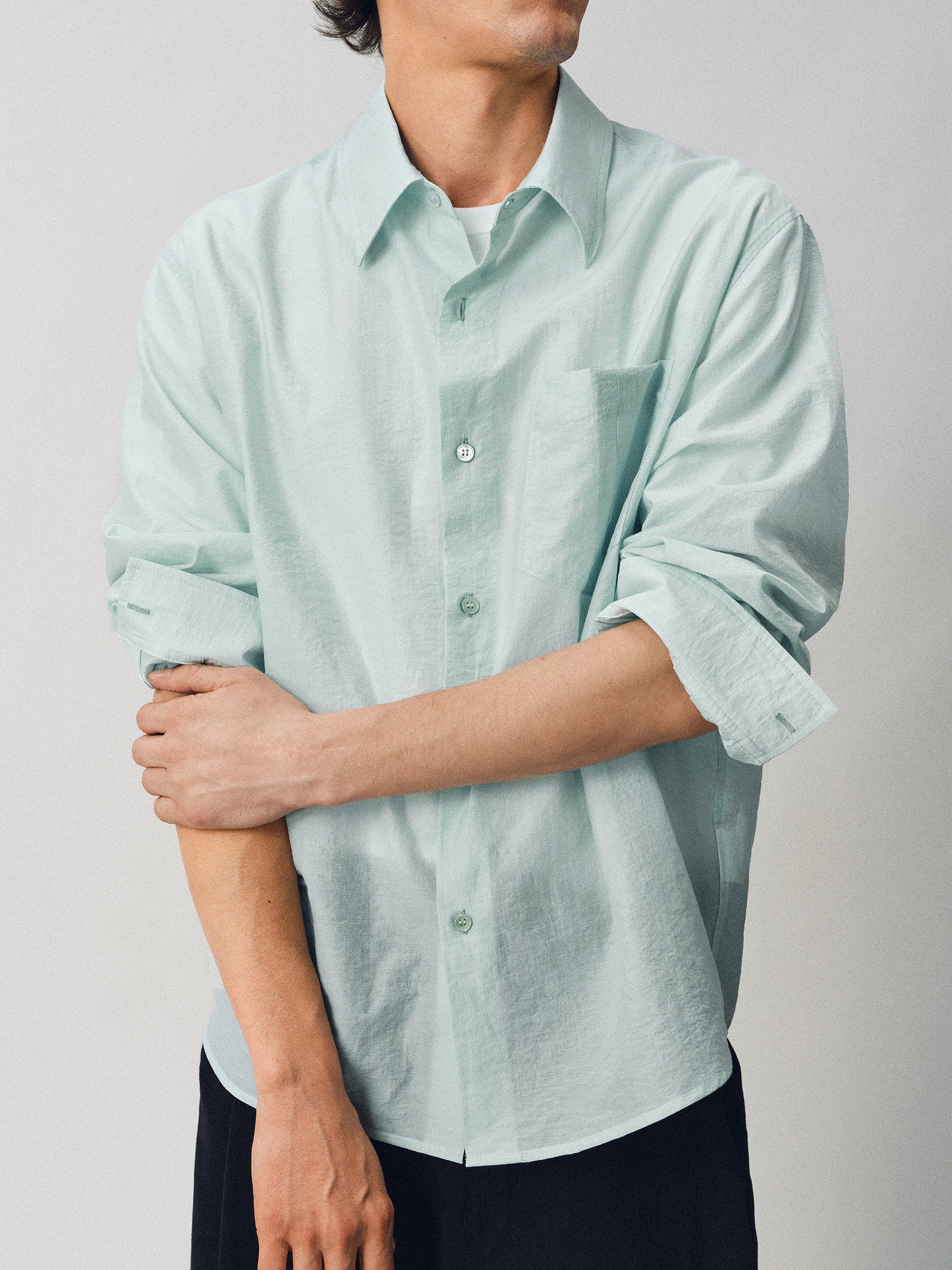 Lightweight and lightweight-feeling shirt