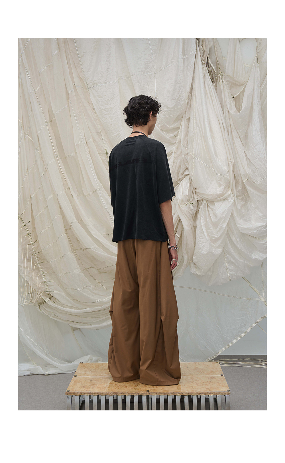 Loose-fitting scimitar silhouette Casual pants