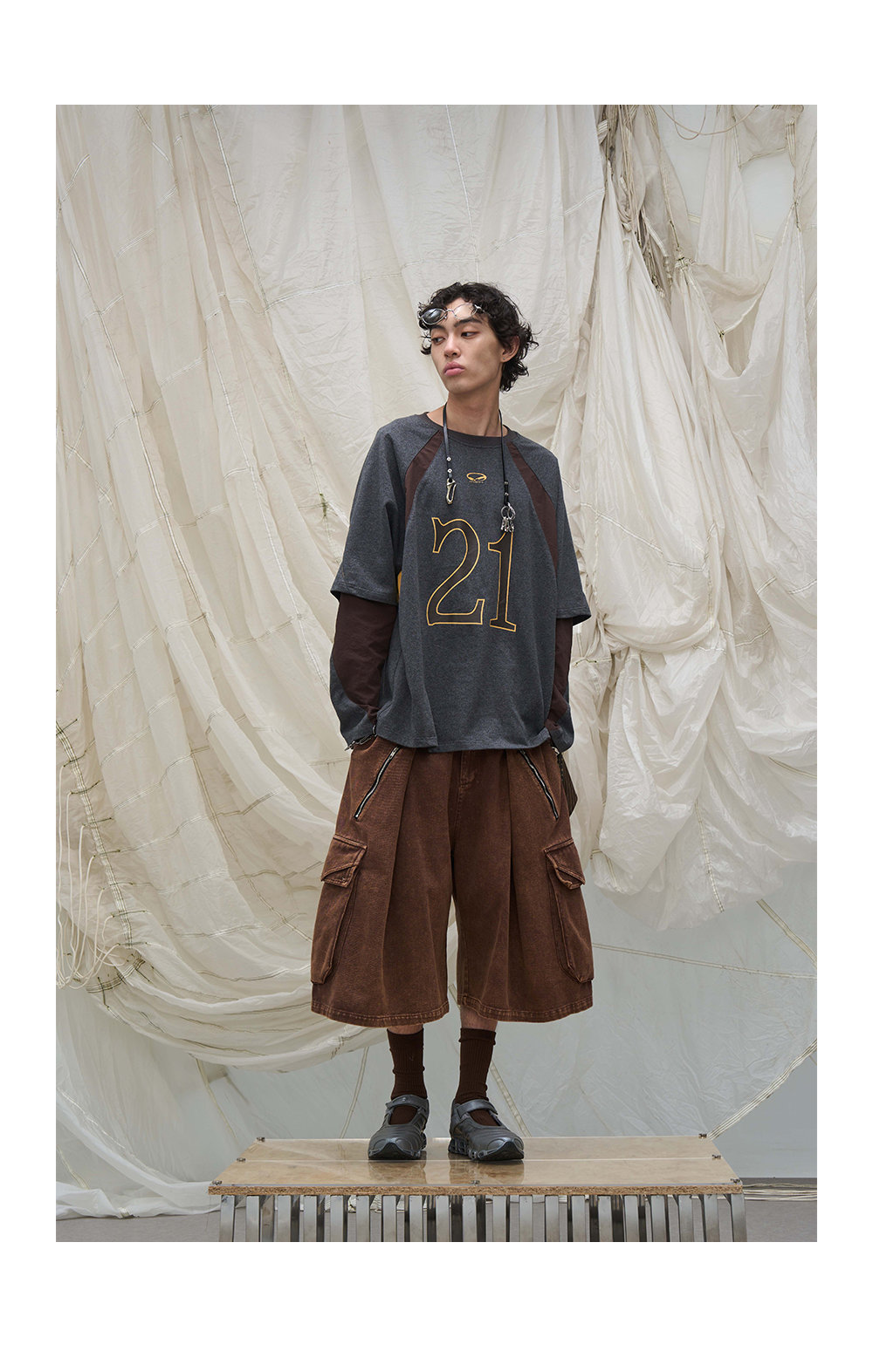 Cropped pants with detachable scarf