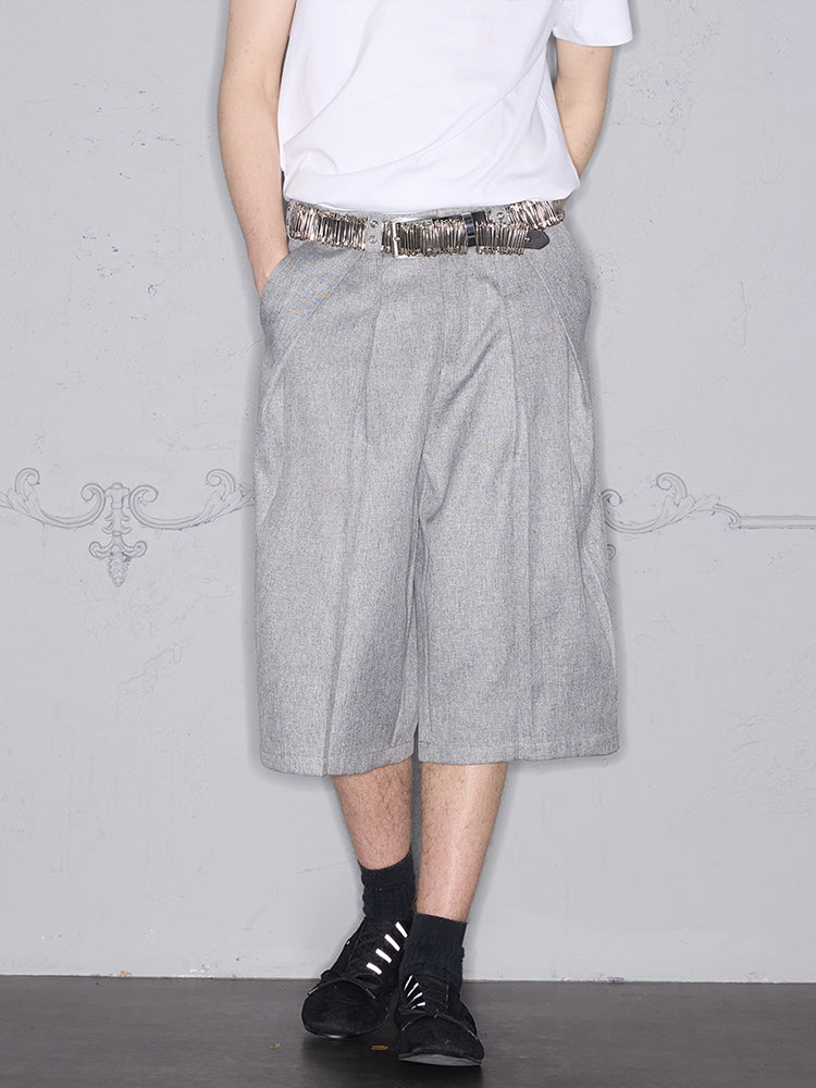 Loose-fitting pleated shorts