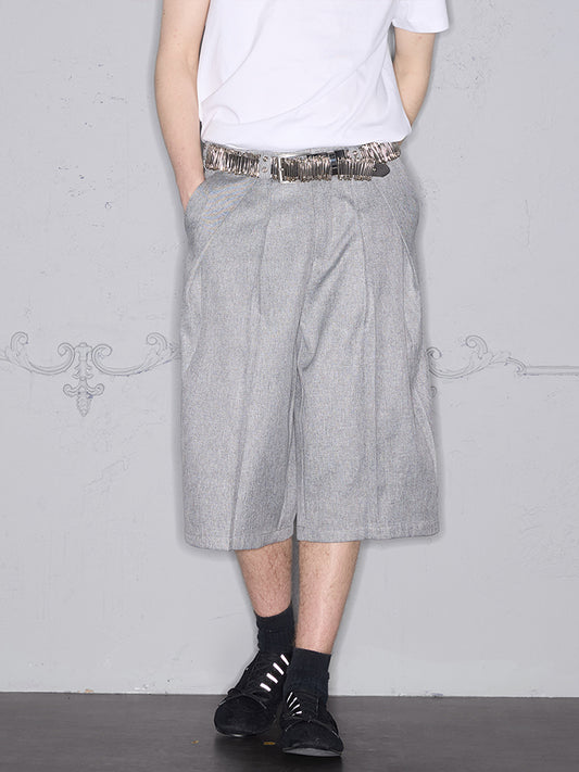 Loose-fitting pleated shorts