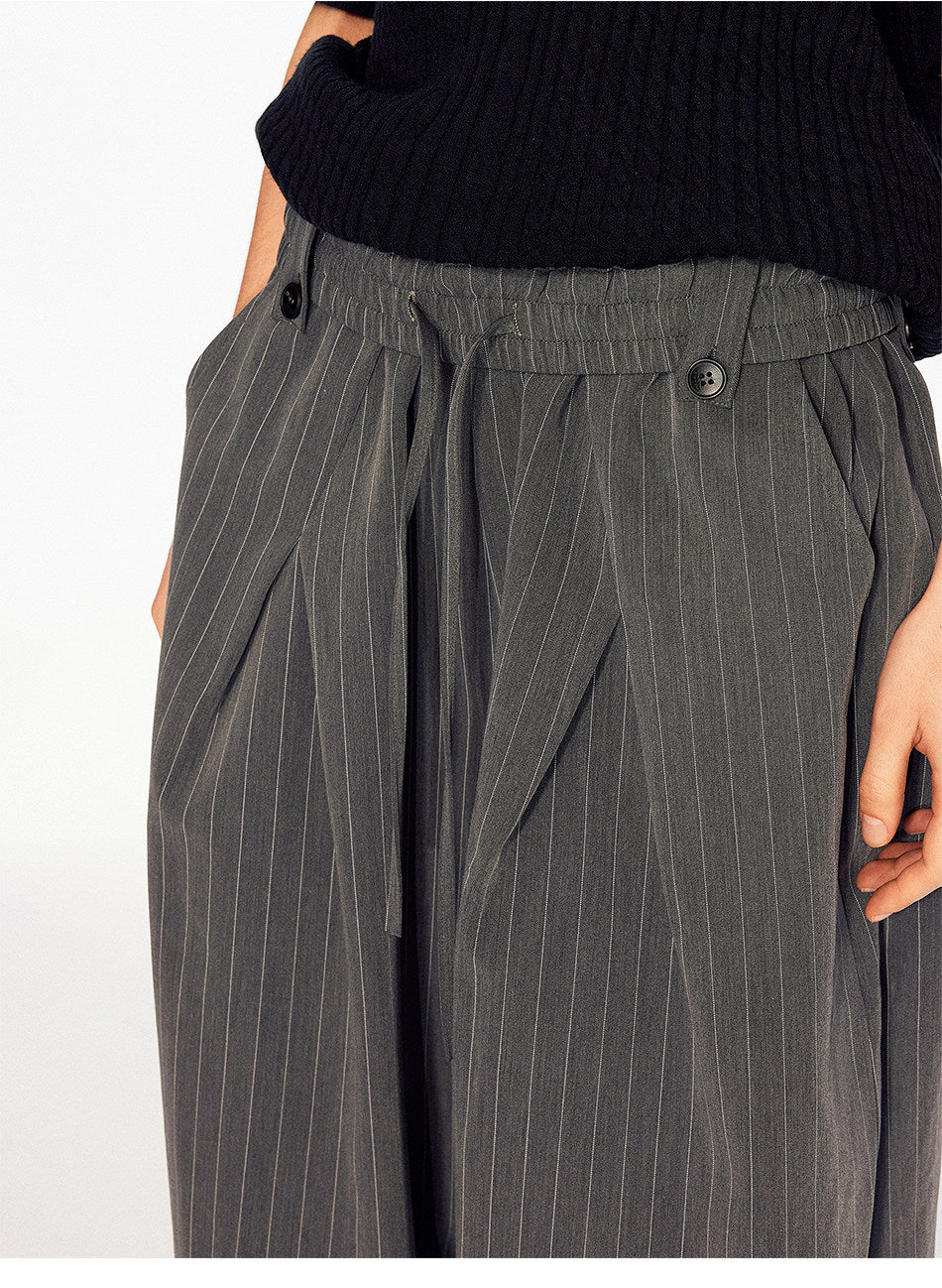 Wide-leg pants with an elastic waistband