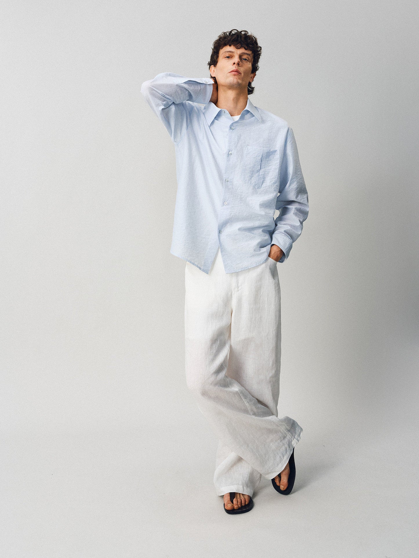 Lightweight and lightweight-feeling shirt