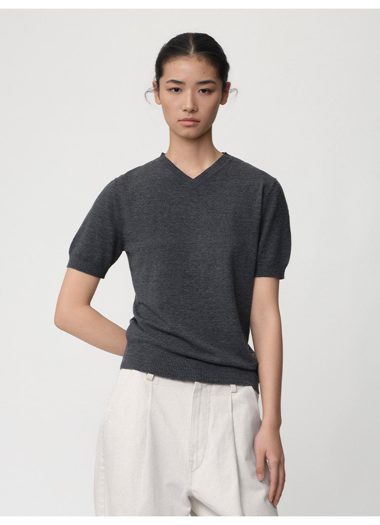 V-neck knit shirt
