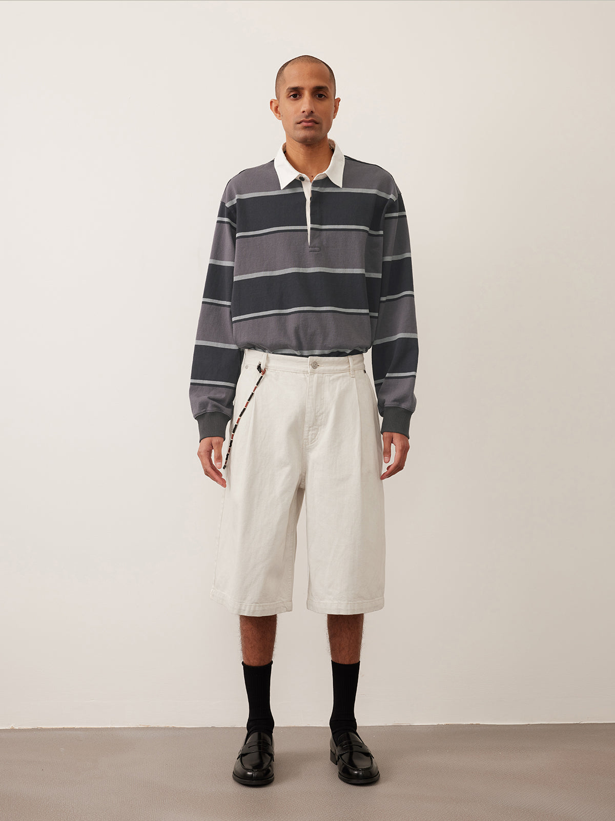 Single-pleated denim shorts