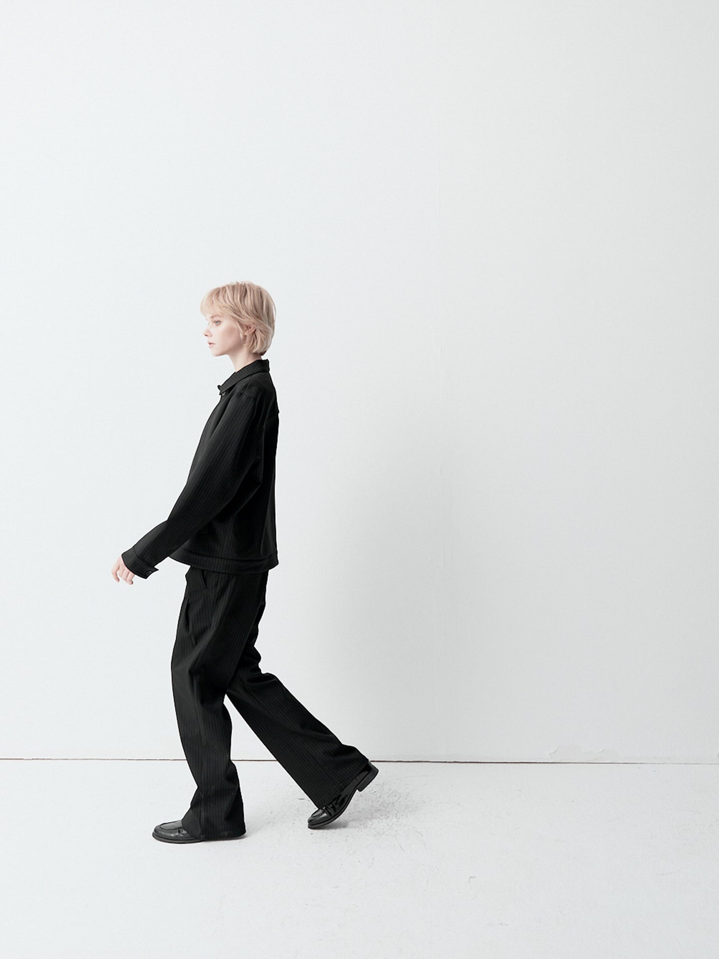 곡선형 앞단 비대칭 스트라이프 재킷