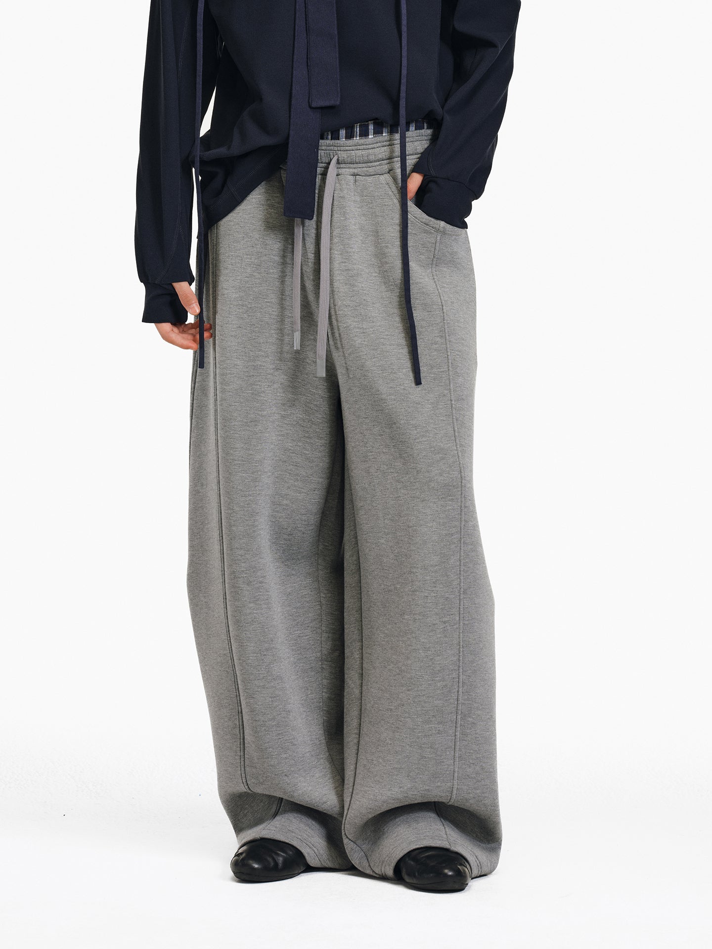 Casual pants with elastic waistband