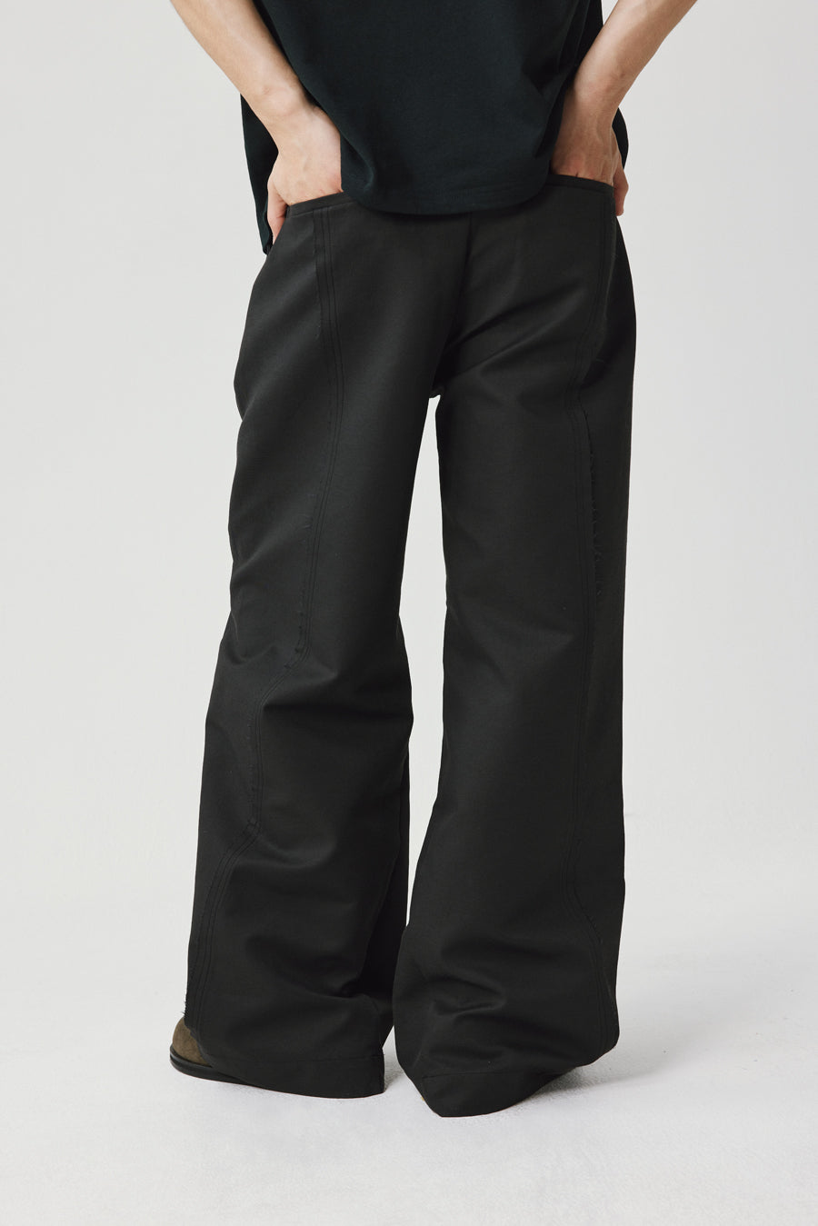 Scimitar cut casual pants