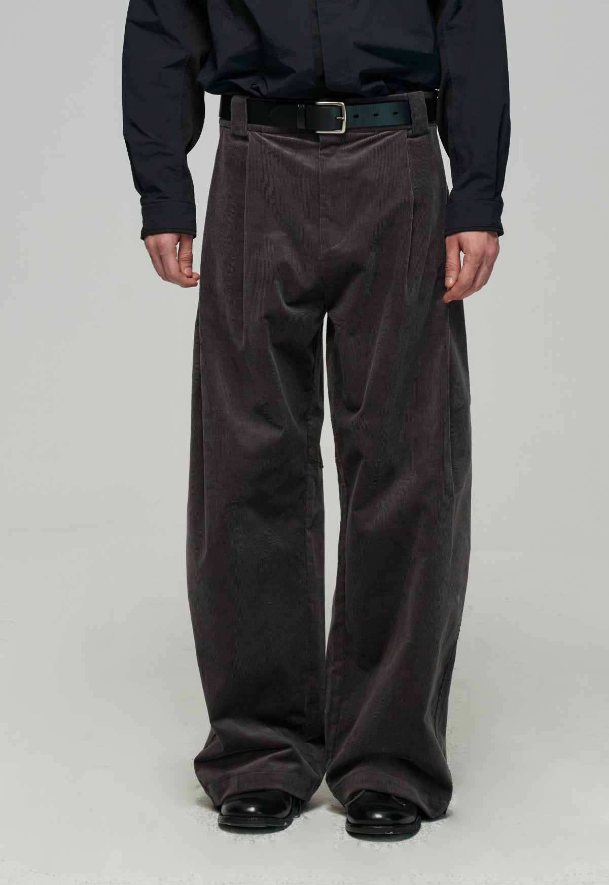 Multi-pleated corduroy casual pants