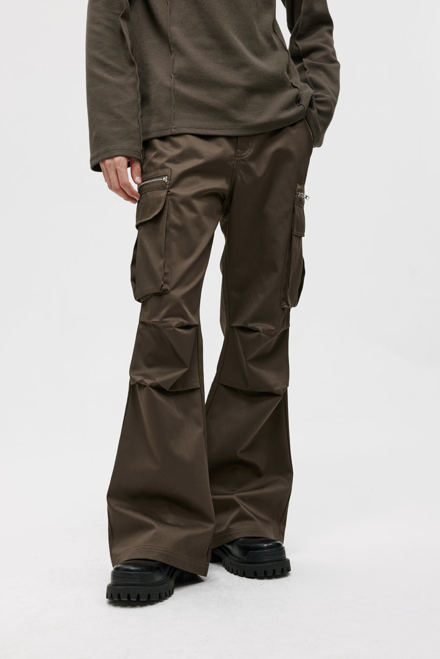 Three-dimensional patch pocket casual pants