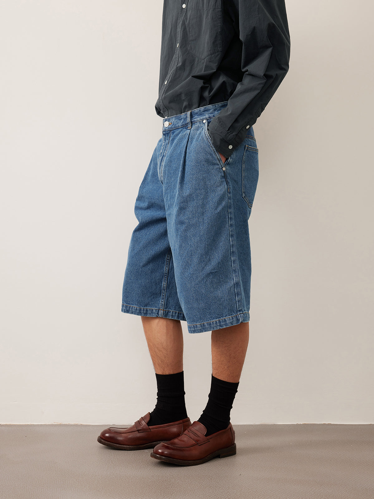 Single-pleated denim shorts
