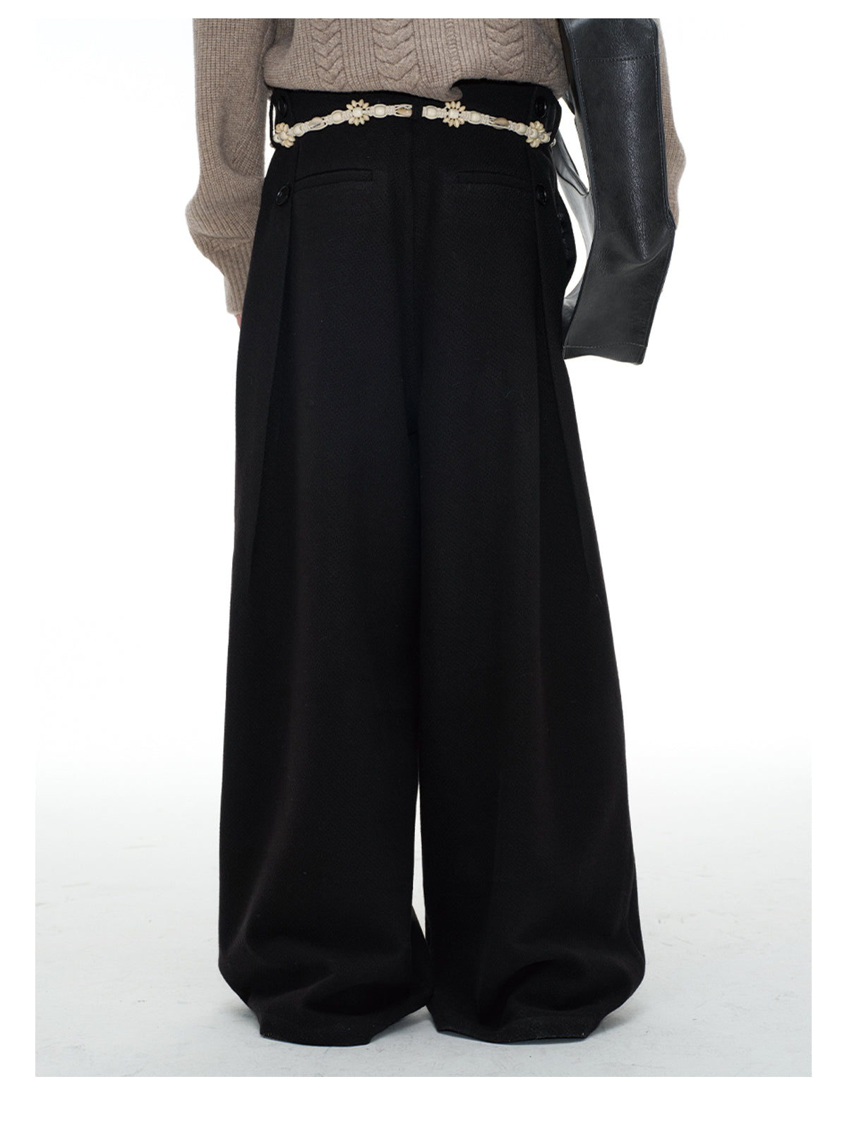 Button-pleated straight pants