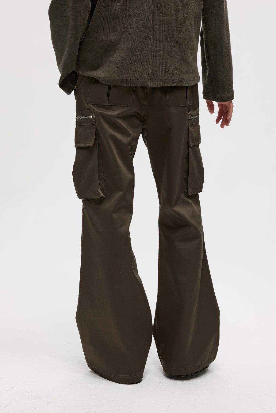 Three-dimensional patch pocket casual pants