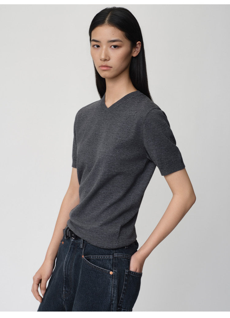 V-neck knit shirt