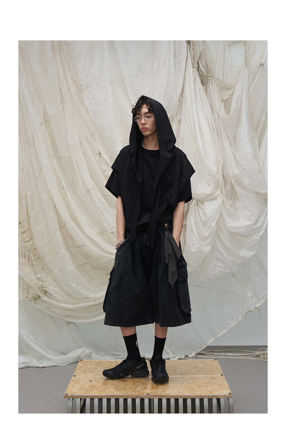 Cropped pants with detachable scarf