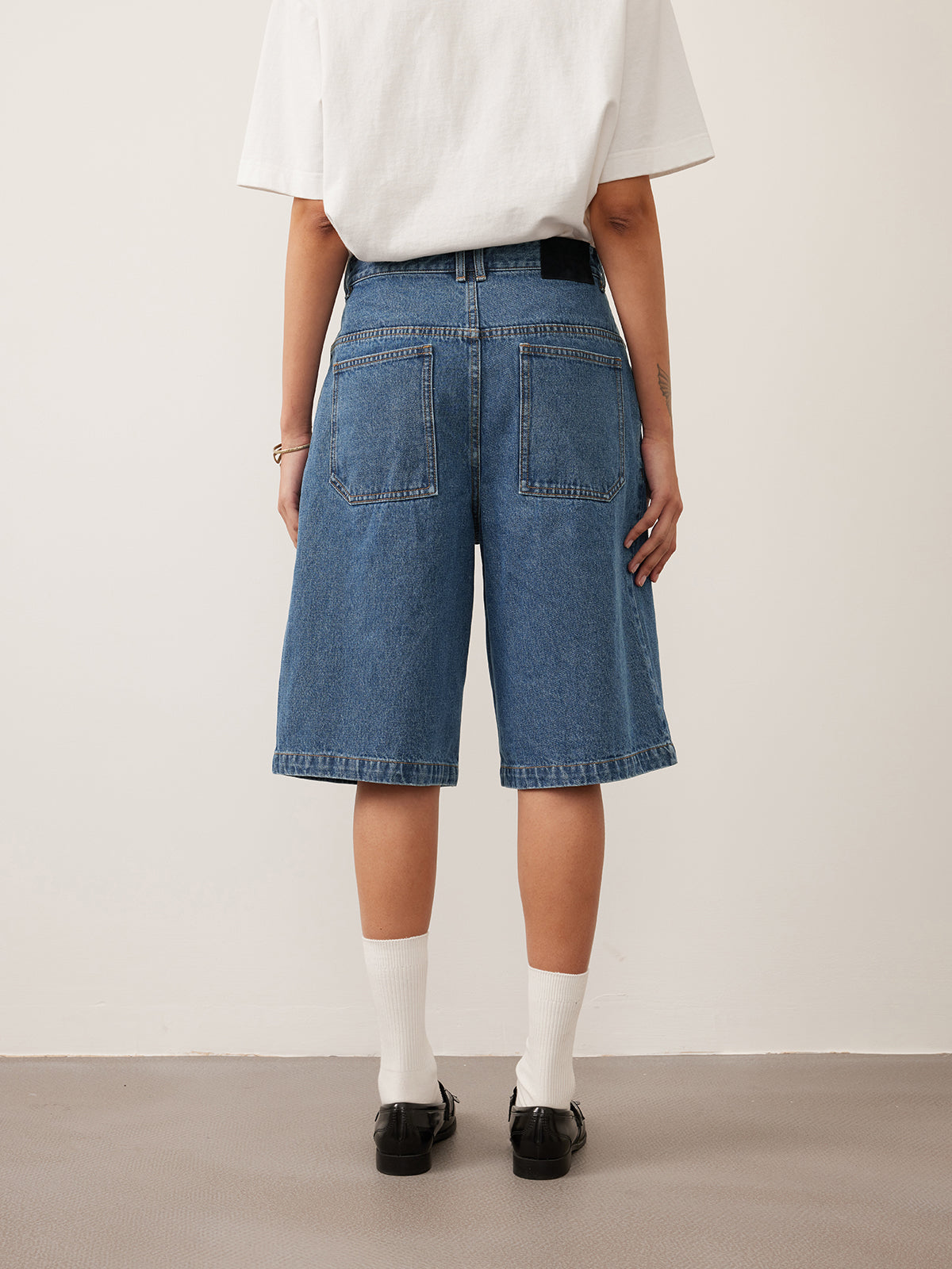 Single-pleated denim shorts