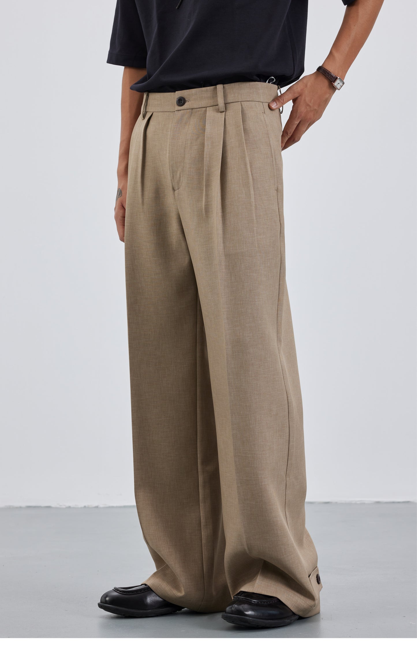 Adjustable 3-pleat casual pants