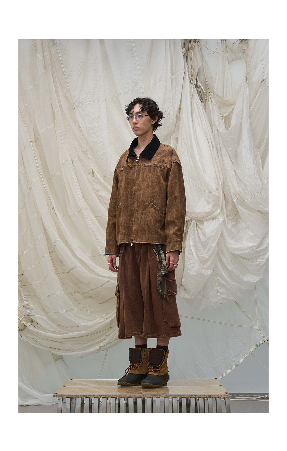 Cropped pants with detachable scarf