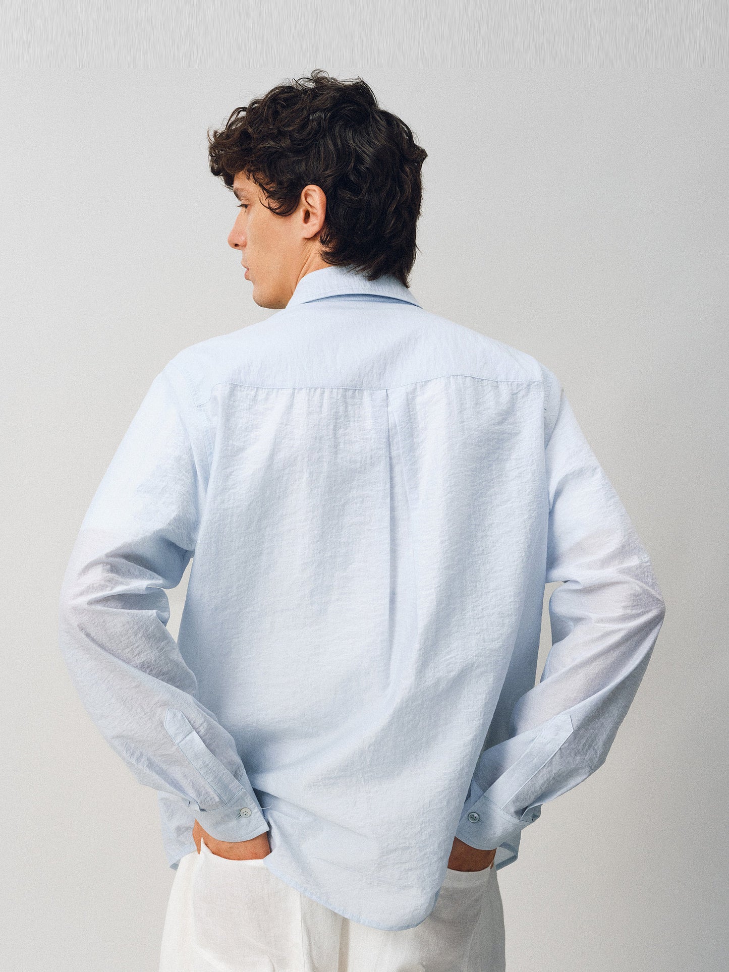 Lightweight and lightweight-feeling shirt