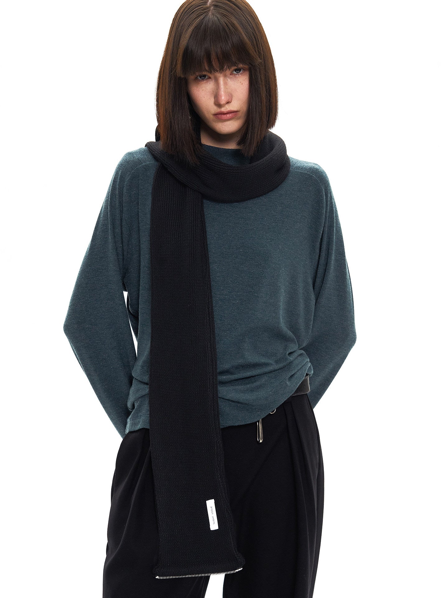 Mid-length scarf with zipper