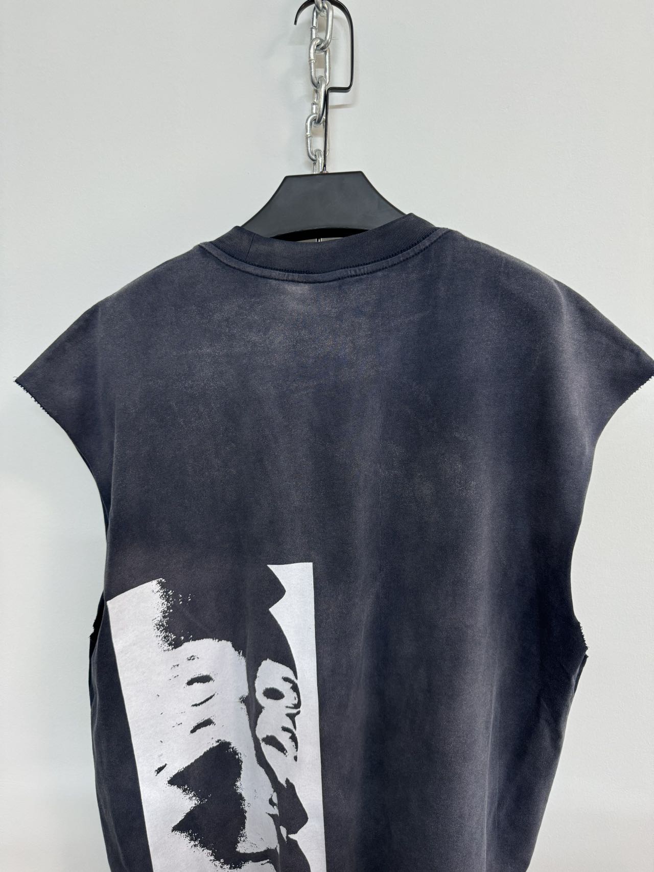 Washed spray-dyed sleeveless shirt