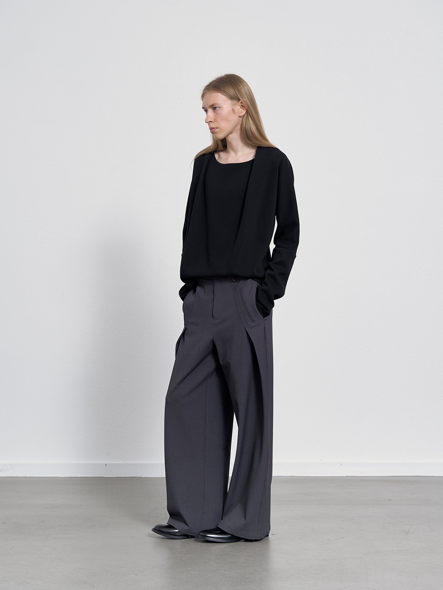 Side pleated casual pants