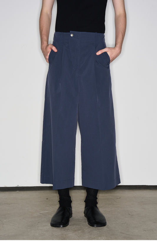 Cropped pants with diagonal placket