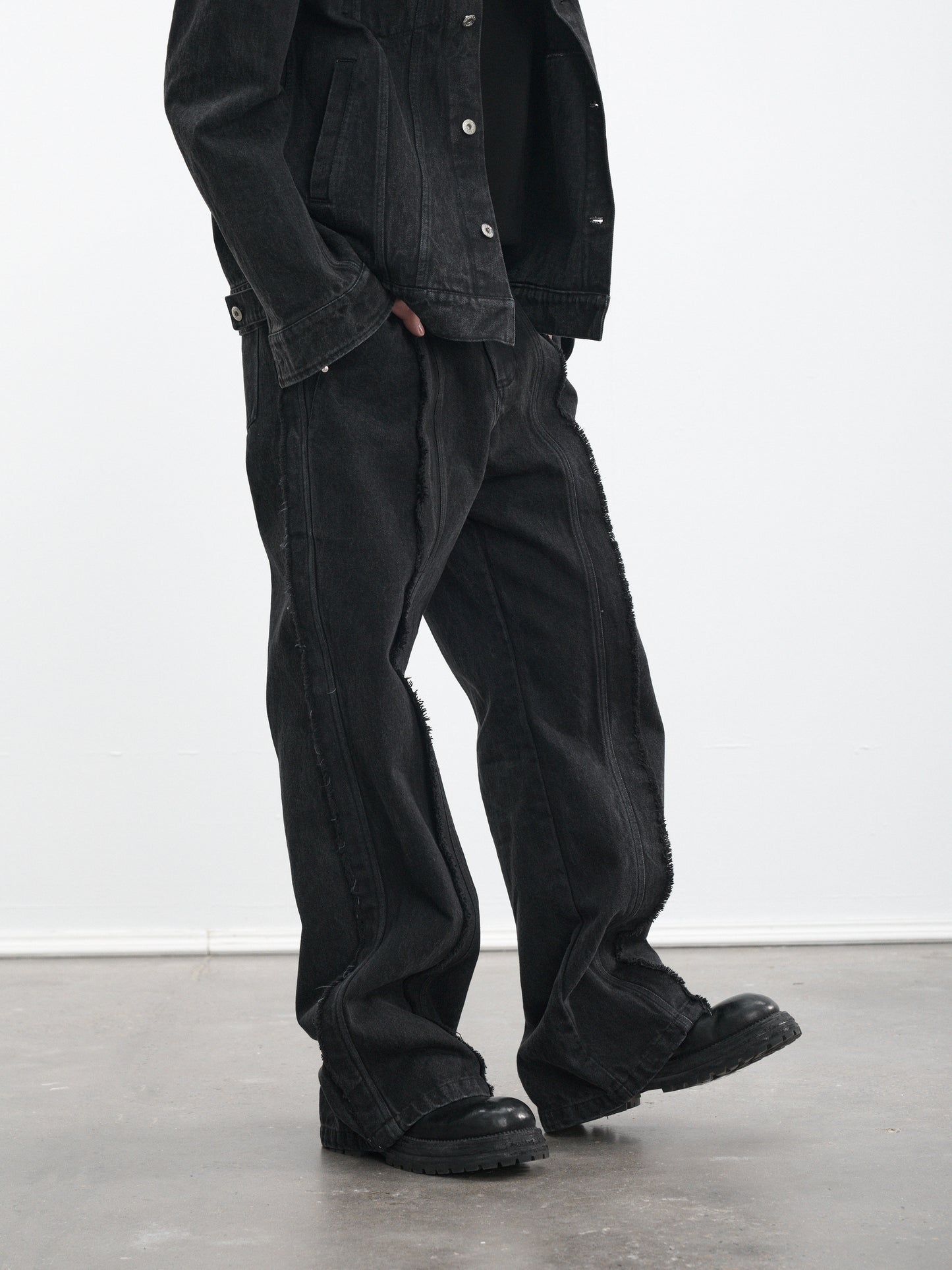 Loose-fit distressed jeans