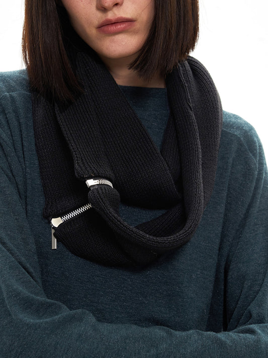 Mid-length scarf with zipper