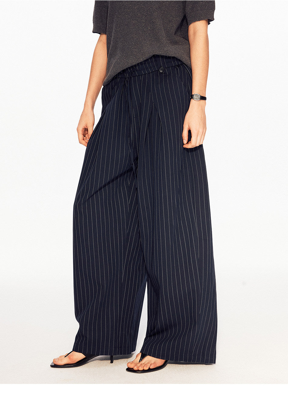 Wide-leg pants with an elastic waistband
