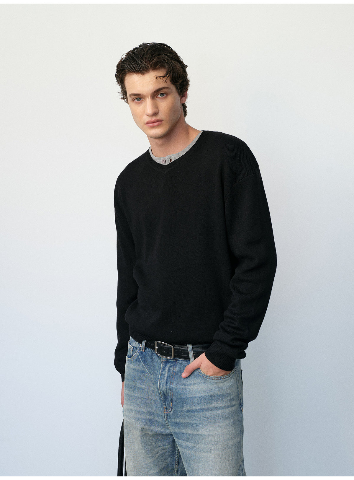Functional Wool Yarn V-Neck Knit