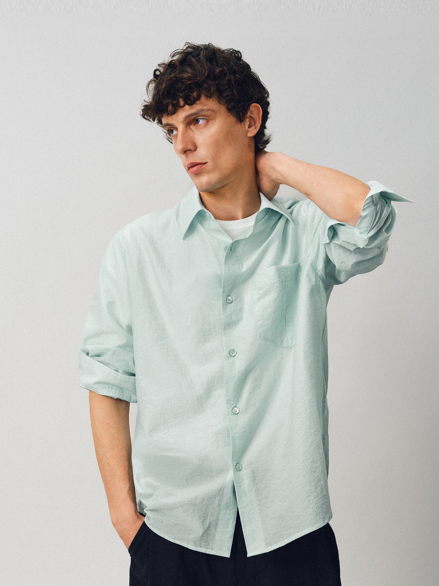 Lightweight and lightweight-feeling shirt