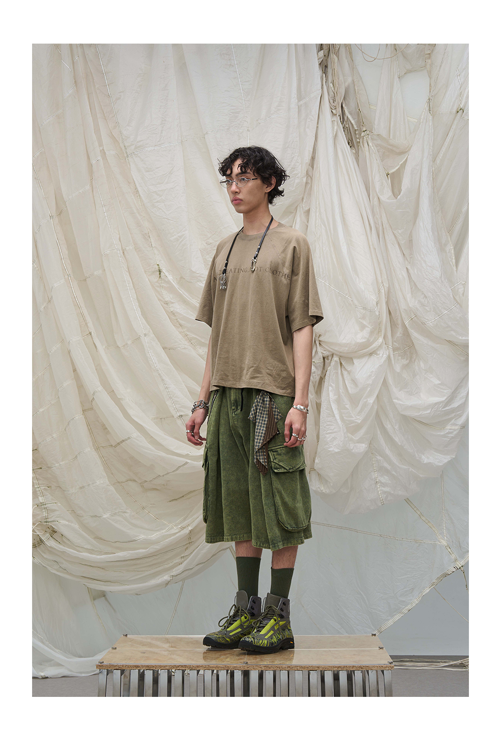 Cropped pants with detachable scarf