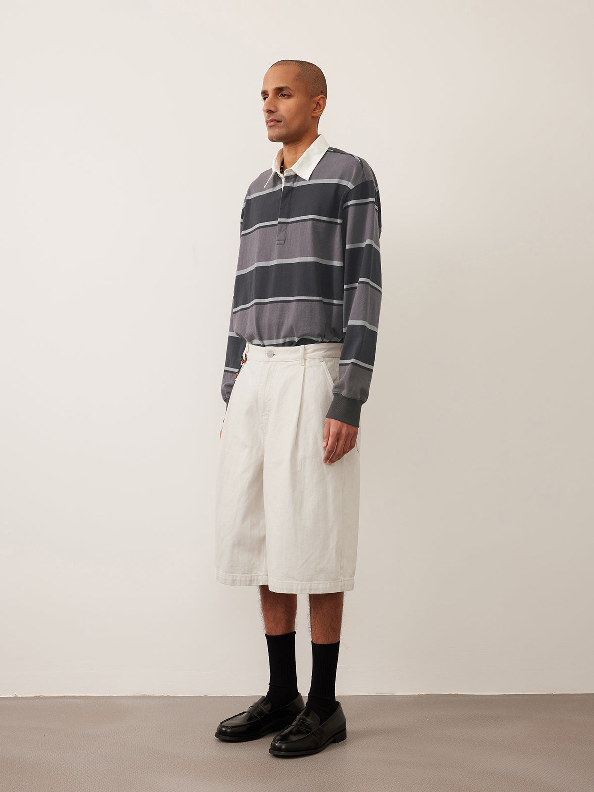 Single-pleated denim shorts