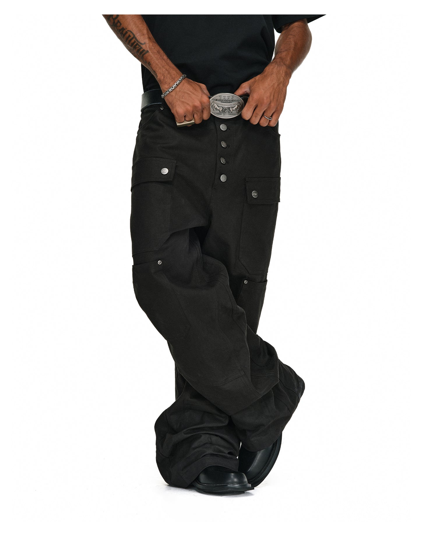 Casual pants with multiple pockets