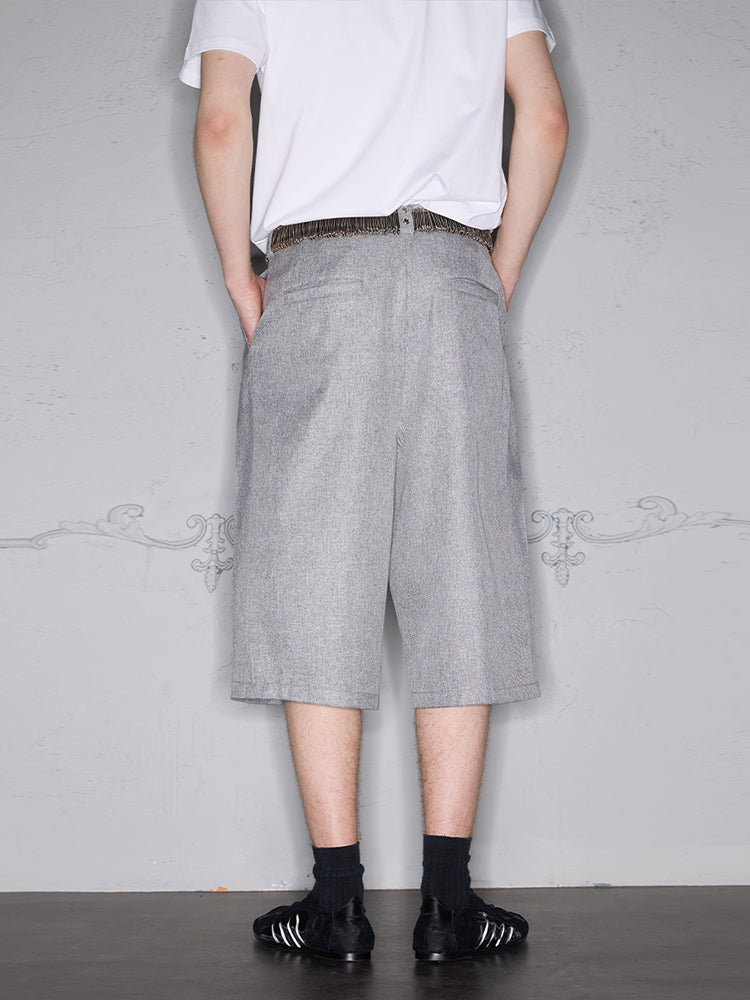 Loose-fitting pleated shorts